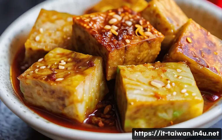 중화민국 대표 간식 - A close-up, eye-level shot of a serving of Taiwanese Stinky Tofu (Chòu dòufu) at a bustling night ma...